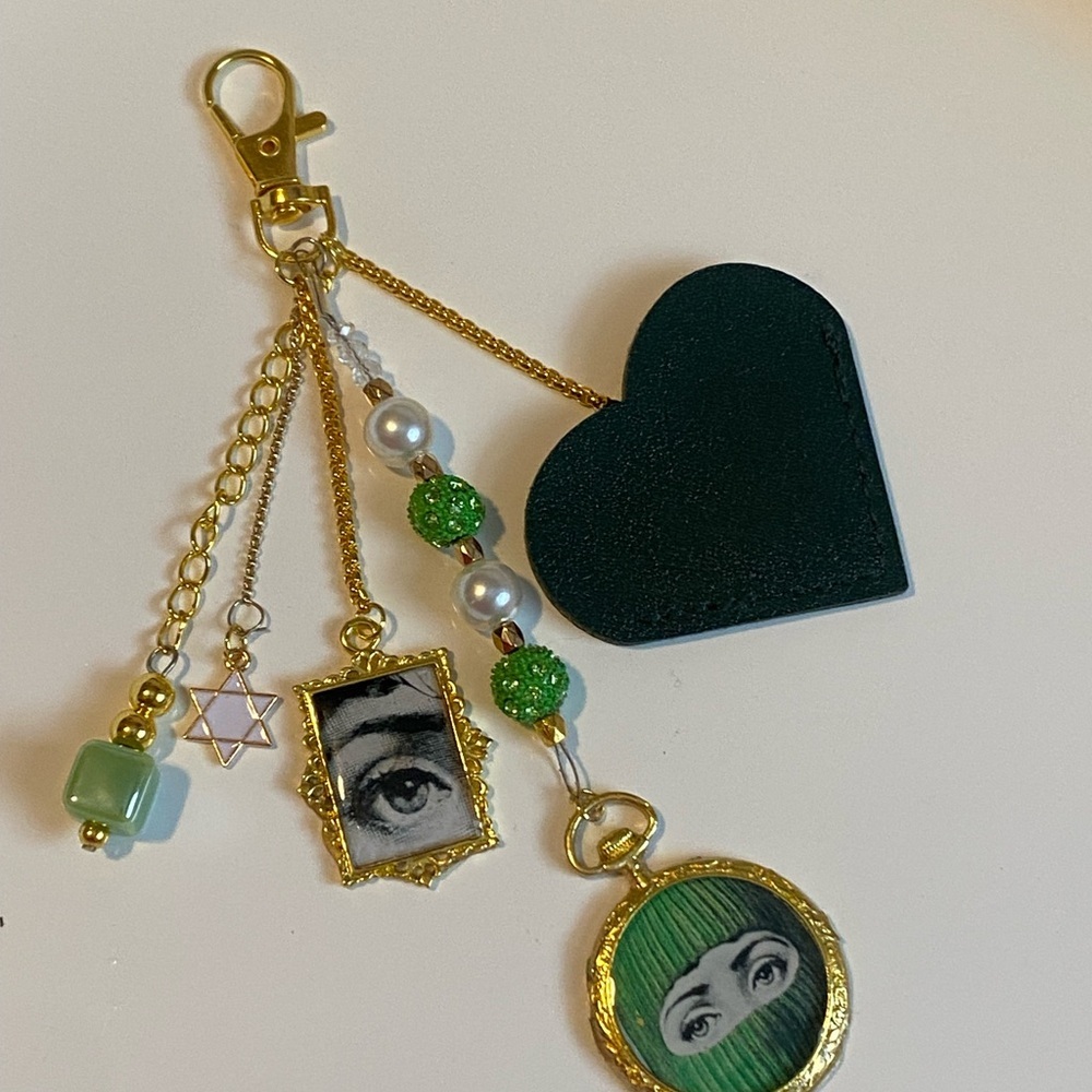 NEW FORNASETTI INSPIRED HAND PURSE HANDBAG CHARM KEYCHAIN DESIGNER READY GREEN - Picture 2 of 9